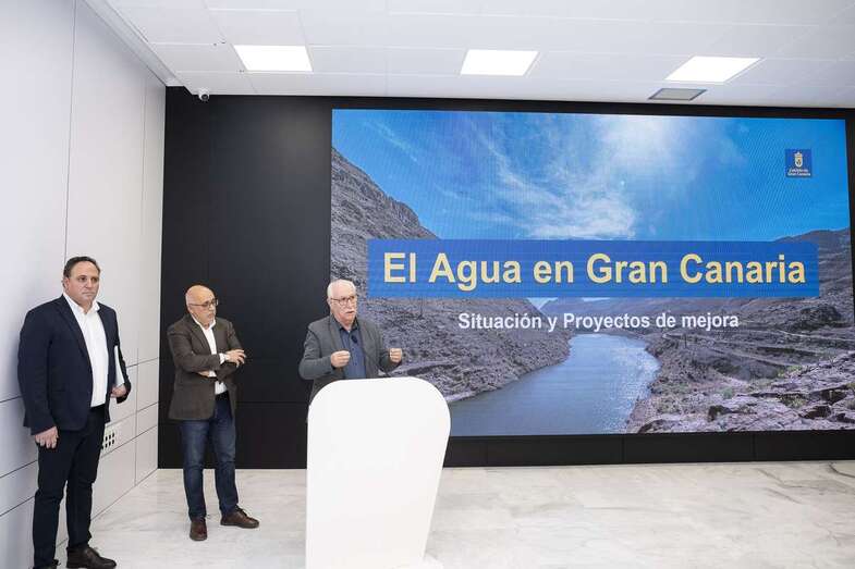 El presidente insular destaca como acciones claves los proyectos para aumentar la producción de agua industrial, la adquisición de patrimonio hídrico y la firma de convenios con heredades, comunidades de aguas y entidades privadas / TA